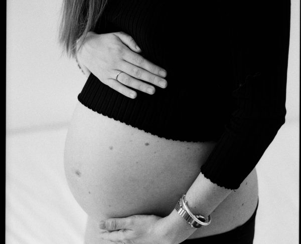 femme enceinte photo noir et blanc