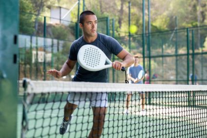 Quels équipements sont indispensables dans un aménagement terrain de padel moderne ?