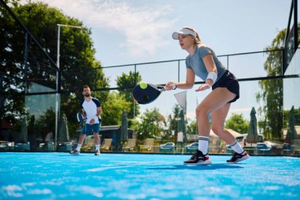 Un constructeur court de padel peut-il s’adapter à un terrain en pente ou difficile d’accès ?