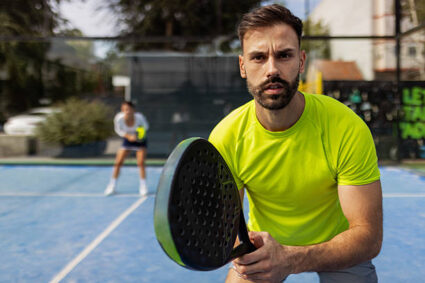 Comment adapter un projet pour faire construire un terrain de padel dans une région très venteuse ?